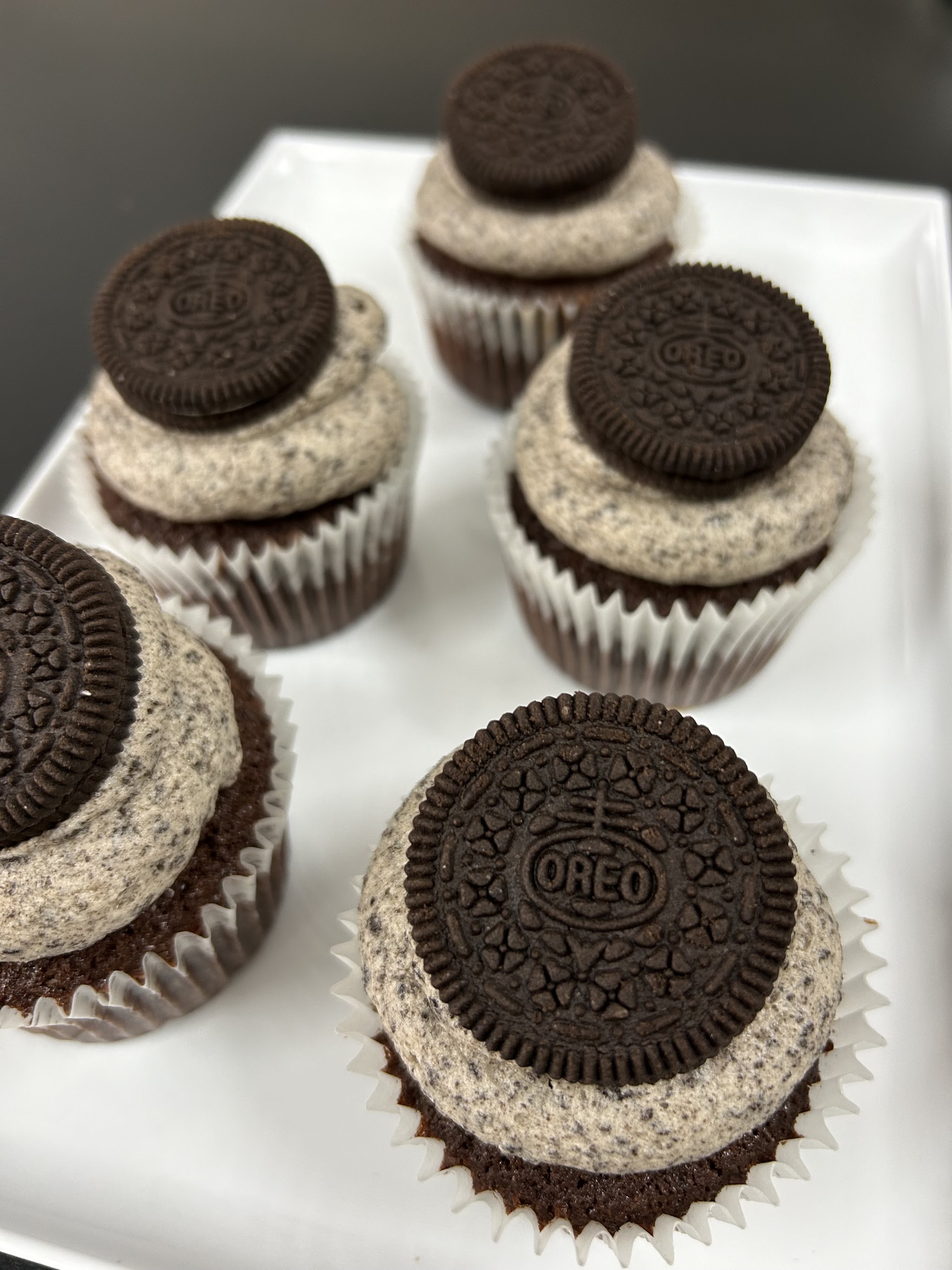Oreo cupcakes with cookies and cream frosting